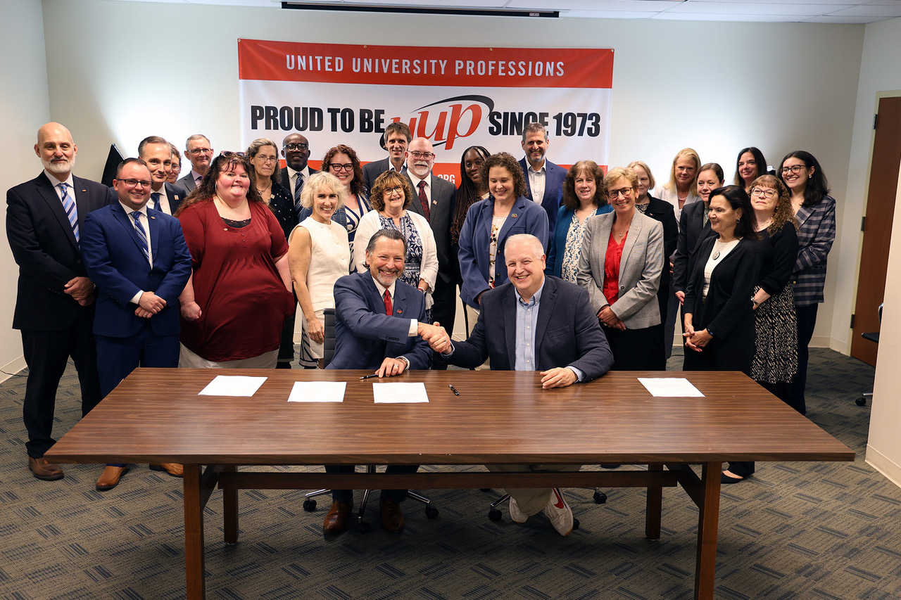 United University Professions President Fred Kowal and representatives of New York State celebrate the signing of UUP’s bargaining agreement, joined by members of the UUP Negotiations Team and union leadership.
